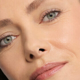 The first signs of skin aging appear around the eyes