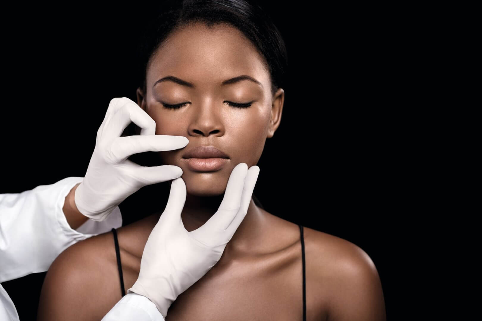 Un dermatologue qui regarde la peau d’une patiente