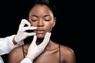 Un dermatologue qui regarde la peau d’une patiente